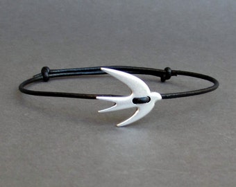 Bransoletka ze srebra jaskółka: skórzany sznurek, prezent z naturalnej biżuterii