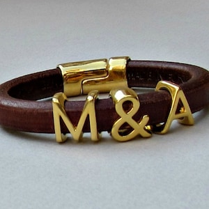 Pulsera con dos iniciales, pulsera con iniciales personalizadas, pulsera de cuero con monogramas dorados, personalizada en tu muñeca