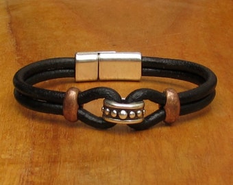 Bracciale in pelle da uomo: cordino nero, chiusura magnetica