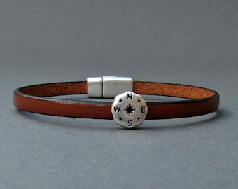 Pulsera de cuero con brújula plateada: brazalete personalizado para hombre