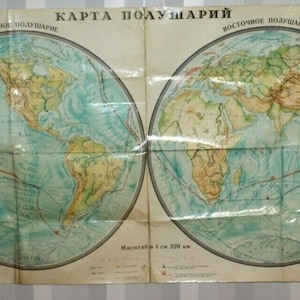 Puede incluir: Un mapa del mundo vintage dividido en dos hemisferios, mostrando los hemisferios occidental y oriental. El mapa está impreso en papel de color crema con un esquema de color azul y verde. El mapa está titulado "Карта полушарий" que se traduce como "Mapa de Hemisferios".