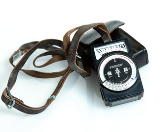 Vintage photoexposure meter Leningrad Soviet Collectible Camera Accessoires in leather box case