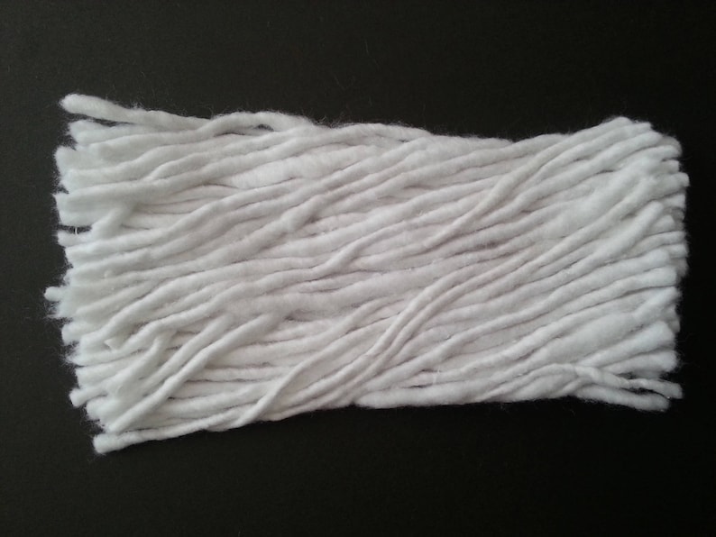 Puede incluir: Un paquete de hilo de algod&oacute;n blanco, perfecto para proyectos de manualidades.
