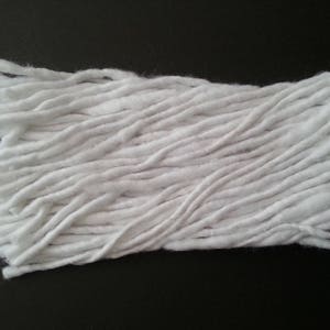 Puede incluir: Un paquete de hilo de algod&oacute;n blanco, perfecto para proyectos de manualidades.