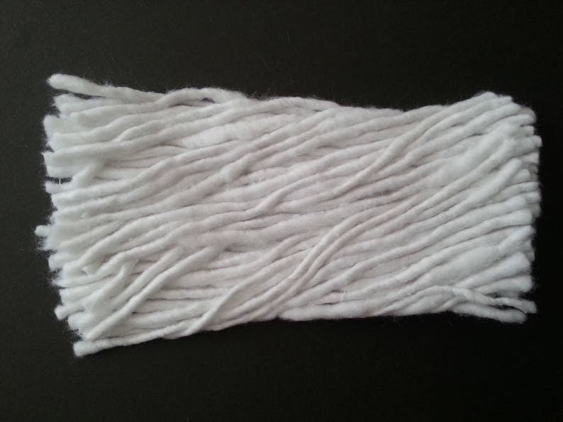Puede incluir: Un paquete de hilo de algod&oacute;n blanco, perfecto para proyectos de manualidades.