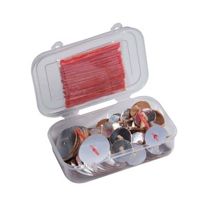 Puede incluir: Un recipiente de plástico transparente lleno de portavelas redondos plateados y mechas rojas. El recipiente está abierto y la tapa está en el lateral. La tapa contiene una pila de mechas de velas rojas.