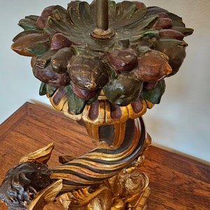 Lámpara de mesa con forma de cornucopia, figurativa, de madera dorada y policromada tallada, del período Imperio francés antiguo, de principios del siglo XIX. imagen 7