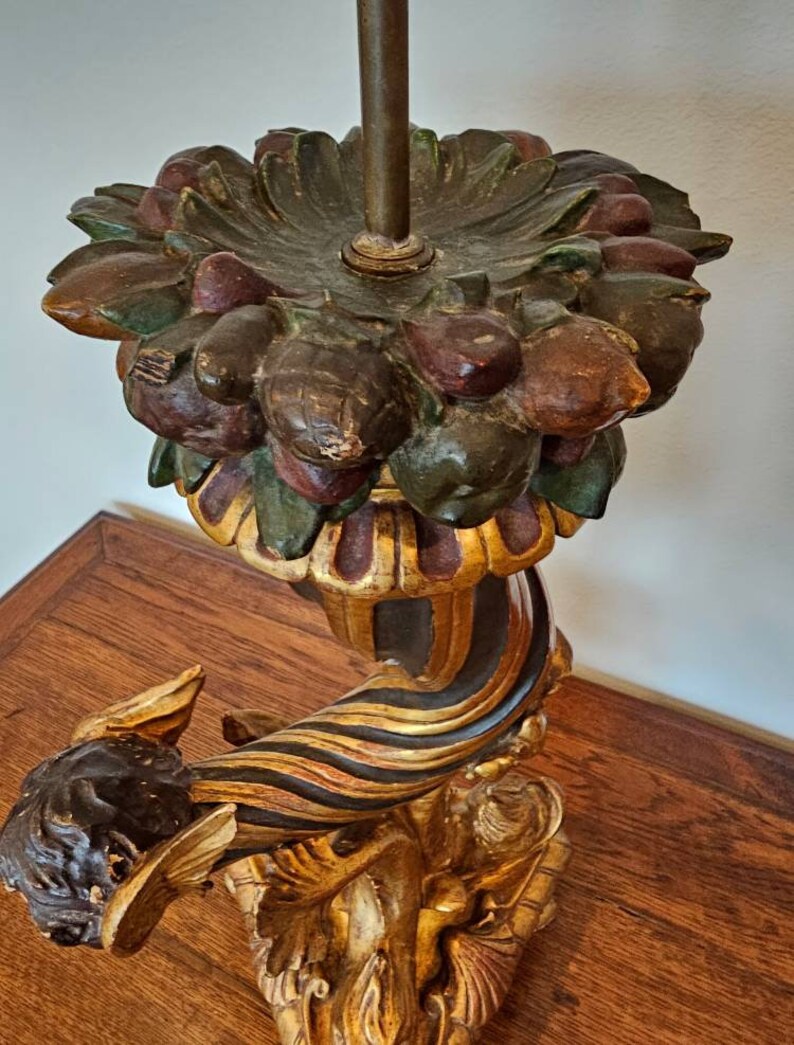 Lámpara de mesa con forma de cornucopia, figurativa, de madera dorada y policromada tallada, del período Imperio francés antiguo, de principios del siglo XIX. imagen 7