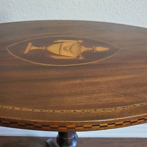 Antique Hepplewhite Style Carved Banded Inlaid Marquetry Mahogany Oval Tilt-Top Table or Candle Stand image 6