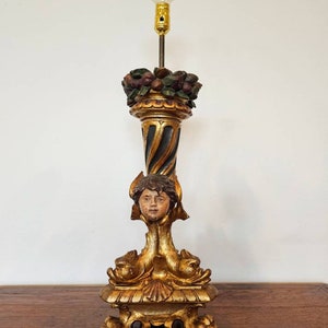 Lámpara de mesa con forma de cornucopia, figurativa, de madera dorada y policromada tallada, del período Imperio francés antiguo, de principios del siglo XIX. imagen 3