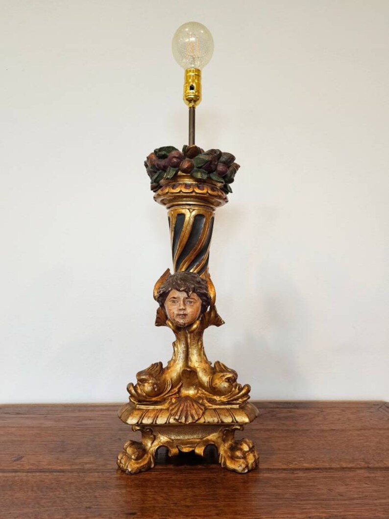 Lámpara de mesa con forma de cornucopia, figurativa, de madera dorada y policromada tallada, del período Imperio francés antiguo, de principios del siglo XIX. imagen 3