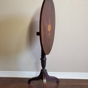 Antique Hepplewhite Style Carved Banded Inlaid Marquetry Mahogany Oval Tilt-Top Table or Candle Stand image 9
