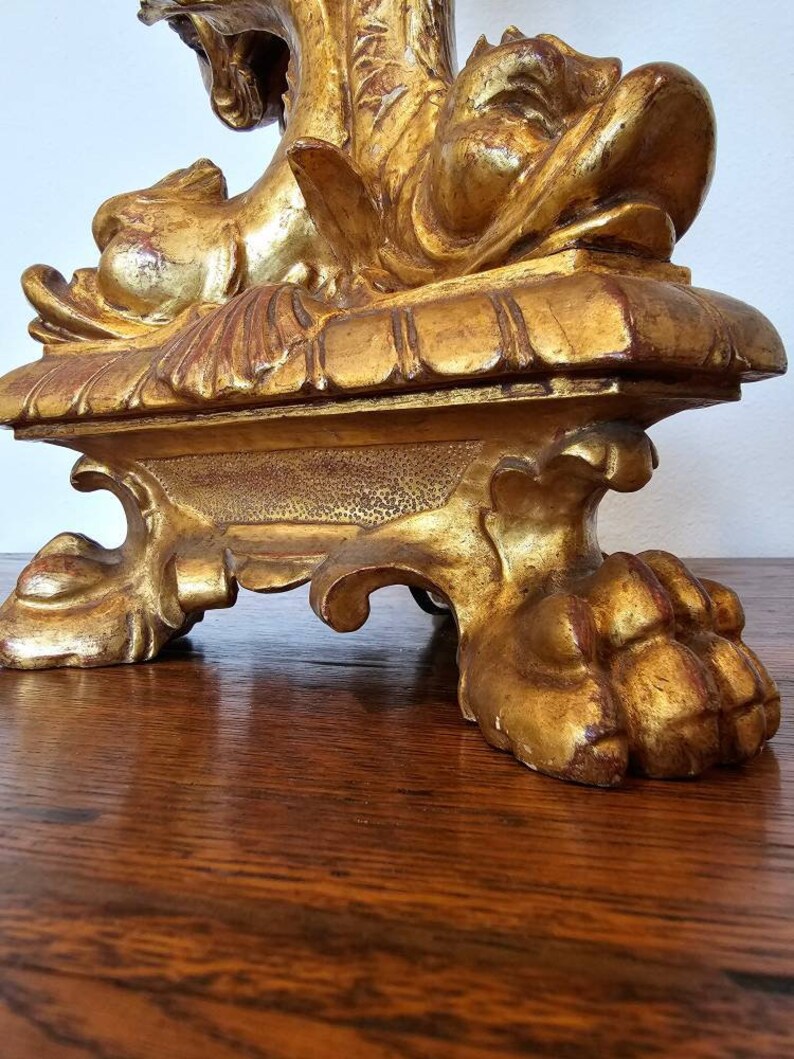 Lámpara de mesa con forma de cornucopia, figurativa, de madera dorada y policromada tallada, del período Imperio francés antiguo, de principios del siglo XIX. imagen 8