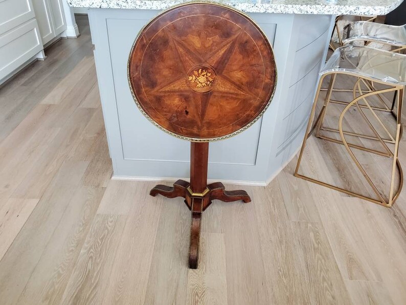 18th Century French Louis XVI Period Tilt-top Guéridon Table image 6