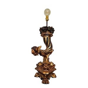 Lámpara de mesa con forma de cornucopia, figurativa, de madera dorada y policromada tallada, del período Imperio francés antiguo, de principios del siglo XIX. imagen 1