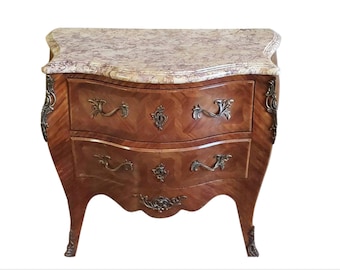 Early 20th Century French Louis XV Style Parquetry Mahogany Gilt-Bronze Ormolu Mounted Bombe Commode Chest of Drawers