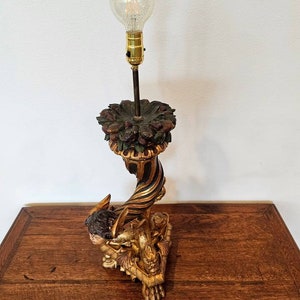 Lámpara de mesa con forma de cornucopia, figurativa, de madera dorada y policromada tallada, del período Imperio francés antiguo, de principios del siglo XIX. imagen 6