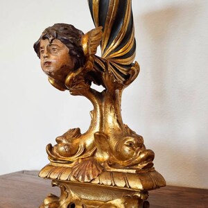 Lámpara de mesa con forma de cornucopia, figurativa, de madera dorada y policromada tallada, del período Imperio francés antiguo, de principios del siglo XIX. imagen 2