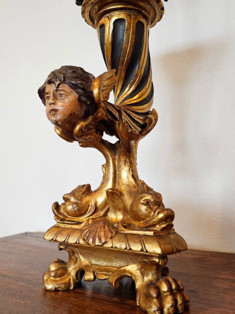 Lámpara de mesa con forma de cornucopia, figurativa, de madera dorada y policromada tallada, del período Imperio francés antiguo, de principios del siglo XIX. imagen 2