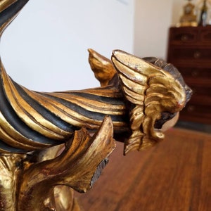 Lámpara de mesa con forma de cornucopia, figurativa, de madera dorada y policromada tallada, del período Imperio francés antiguo, de principios del siglo XIX. imagen 5