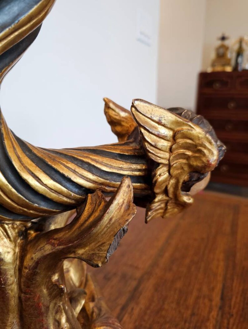 Lámpara de mesa con forma de cornucopia, figurativa, de madera dorada y policromada tallada, del período Imperio francés antiguo, de principios del siglo XIX. imagen 5