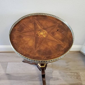 18th Century French Louis XVI Period Tilt-top Guéridon Table image 3