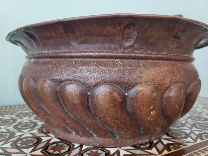 18th Century Continental European Hammered Copper Wine Bottle Cistern chiller ice bucket w/ verdigris! jardiniere planter firewood holder image 10