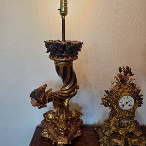 Lámpara de mesa con forma de cornucopia, figurativa, de madera dorada y policromada tallada, del período Imperio francés antiguo, de principios del siglo XIX. imagen 10
