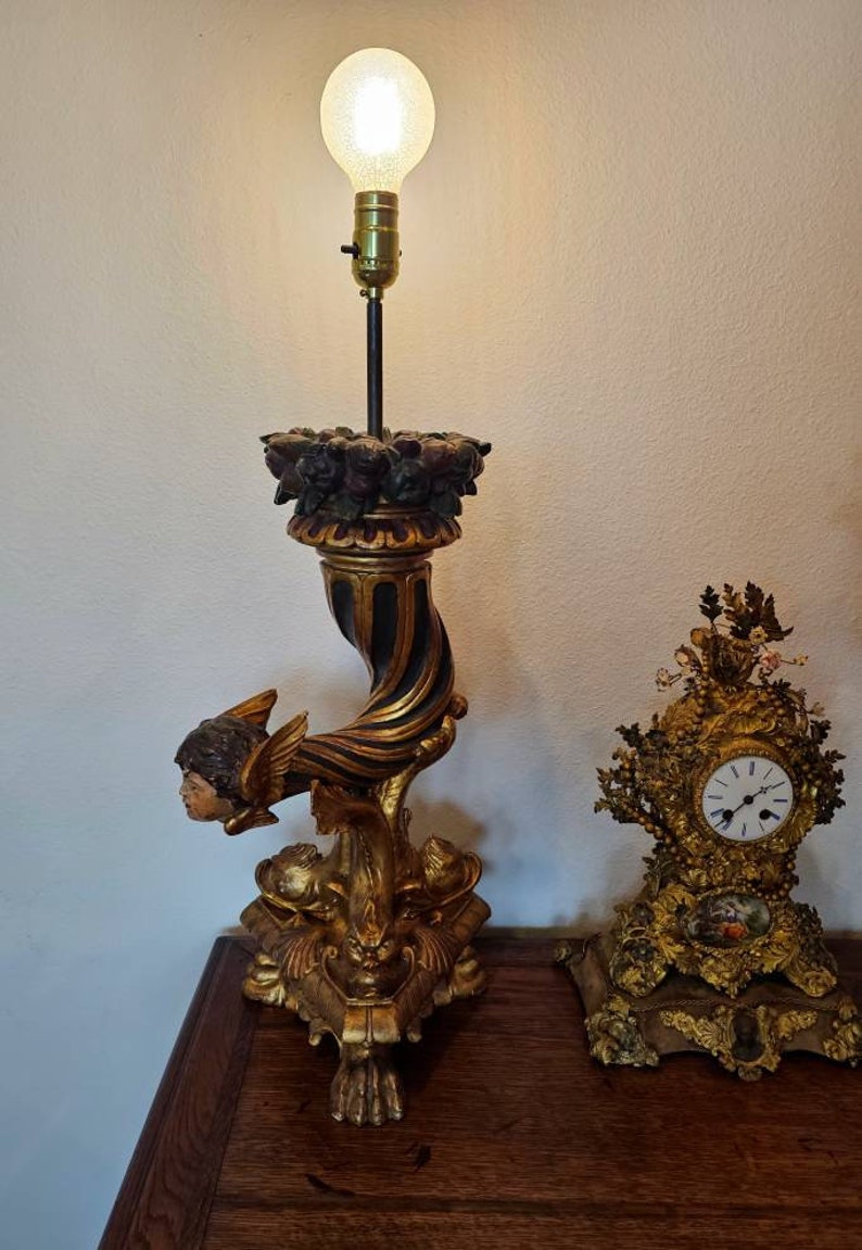 Lámpara de mesa con forma de cornucopia, figurativa, de madera dorada y policromada tallada, del período Imperio francés antiguo, de principios del siglo XIX. imagen 10