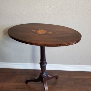 Antique Hepplewhite Style Carved Banded Inlaid Marquetry Mahogany Oval Tilt-Top Table or Candle Stand image 3