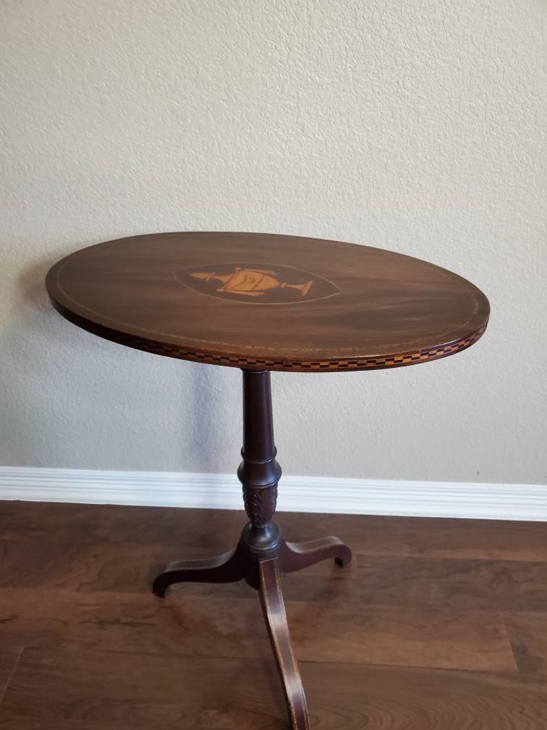Antique Hepplewhite Style Carved Banded Inlaid Marquetry Mahogany Oval Tilt-Top Table or Candle Stand image 3