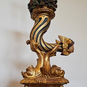 Lámpara de mesa con forma de cornucopia, figurativa, de madera dorada y policromada tallada, del período Imperio francés antiguo, de principios del siglo XIX. imagen 4