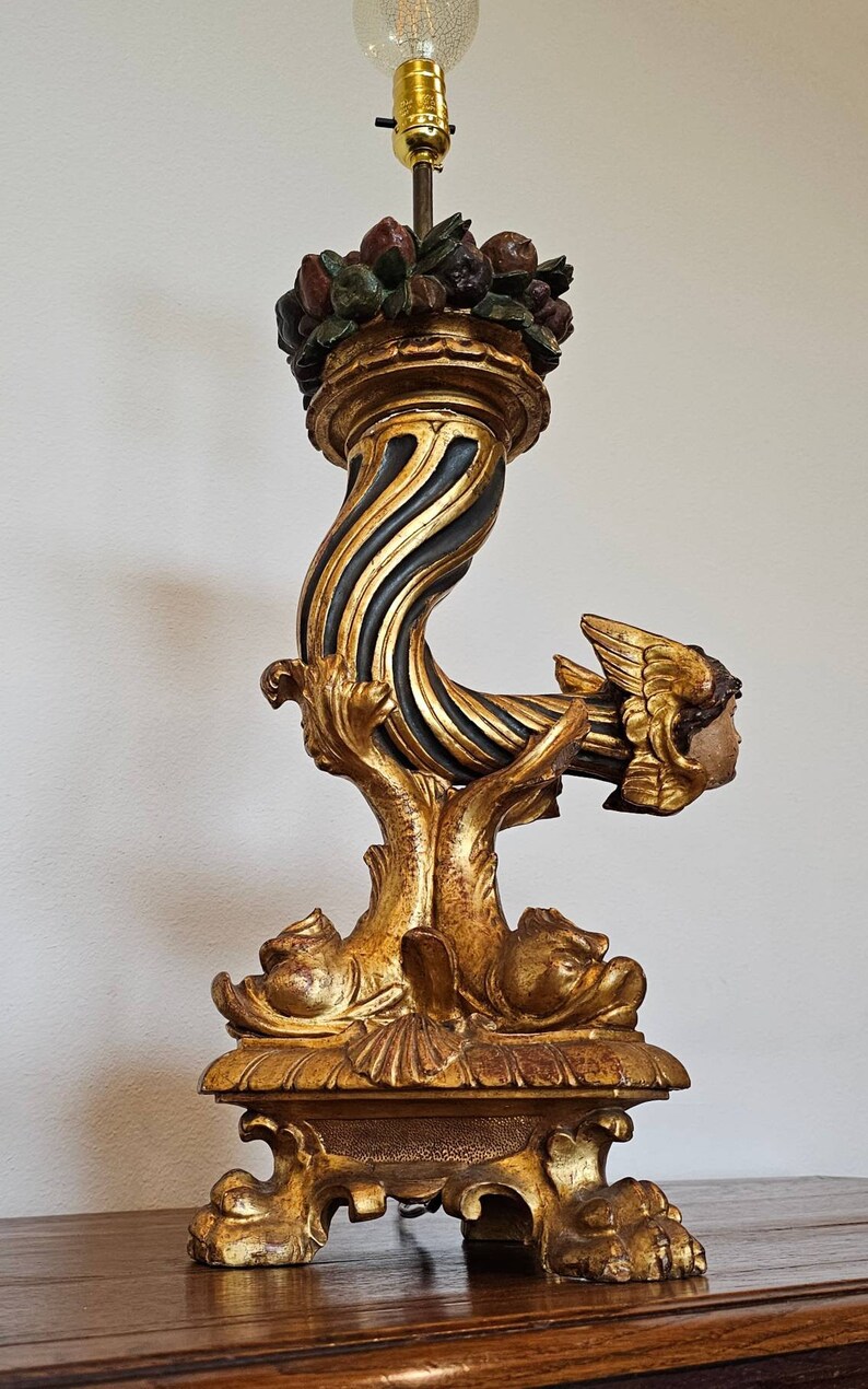 Lámpara de mesa con forma de cornucopia, figurativa, de madera dorada y policromada tallada, del período Imperio francés antiguo, de principios del siglo XIX. imagen 4