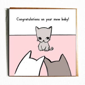 Felicidades por su Mew Baby (rosa) - lindo y divertido gato ilustrado juego de palabras Nueva bebé tarjeta.