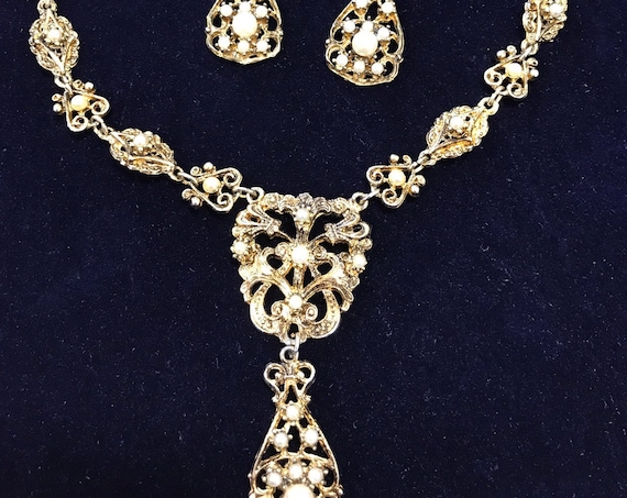 Beautiful set of vintage costume jewellery by Hollywood earrings and necklace