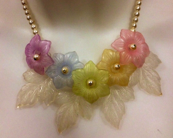 Beautiful vintage 1960s plastic summer oversized bright floral necklace