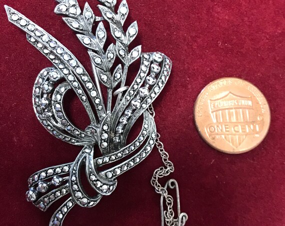 A striking 1940/ 1950s vintage silver toned marcasite ladies floral bouquet brooch pin