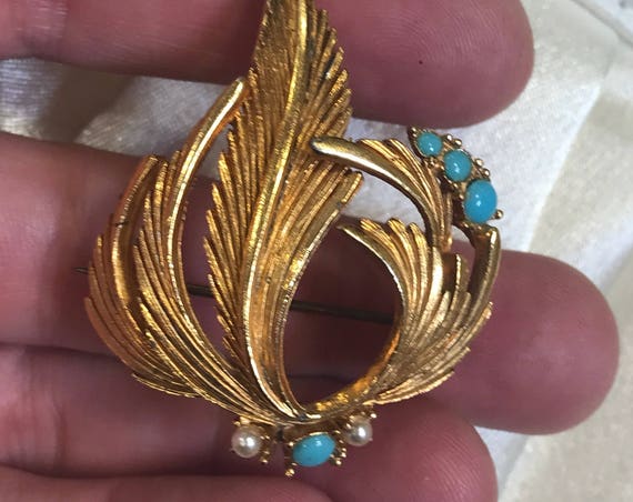 Beautiful 1950s gold plated brooch/ pin set with faux turquoise and pearls