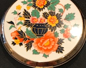 A vintage floral compact made by Stratton of England Enamelled Imari Vase Floral design
