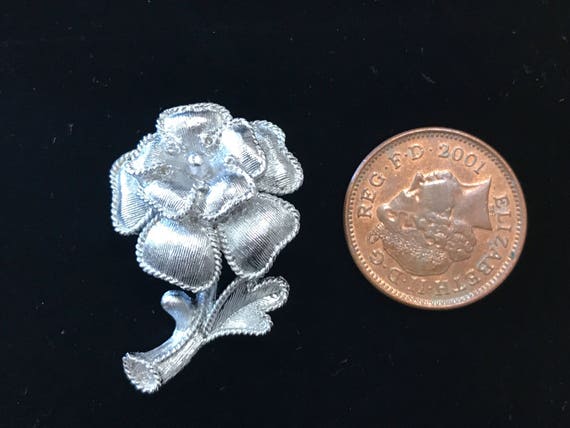 Small vintage crown Trifari flower brooch/ pin