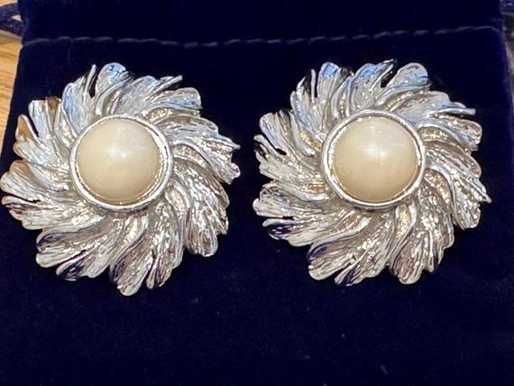 Large oversized vintage flower/ sun silver toned clip on earrings