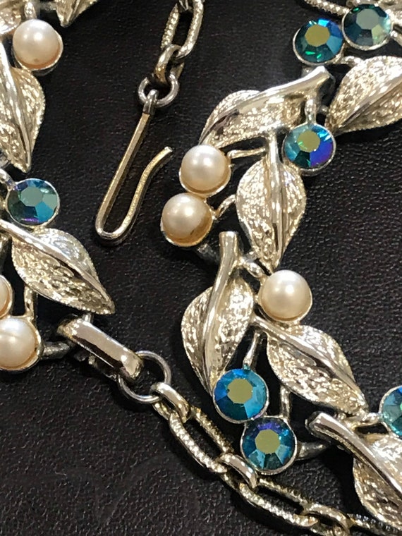 Beautiful pale gold toned faux pearl and rhinestone necklace choker