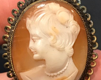A vintage real shell carved cameo portrait brooch/pin/pendant