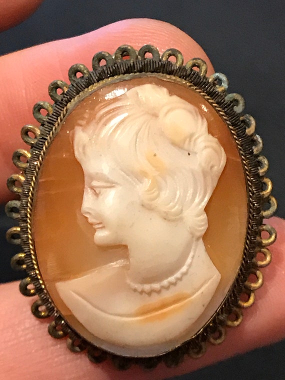 A vintage real shell carved cameo portrait brooch/pin/pendant