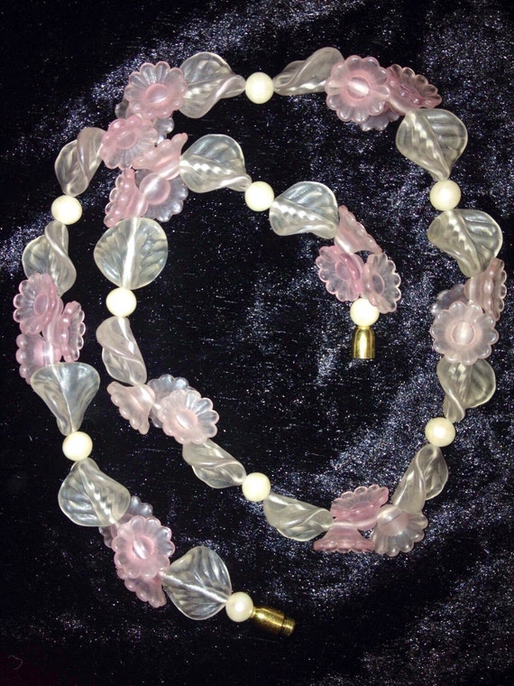 Beautiful vintage 1960s pink and white plastic summer floral necklace