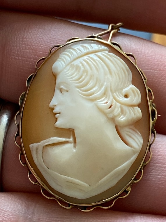 Beautiful Vintage 9ct gold framed Real shell Cameo Brooch/Pendant portrait of young woman