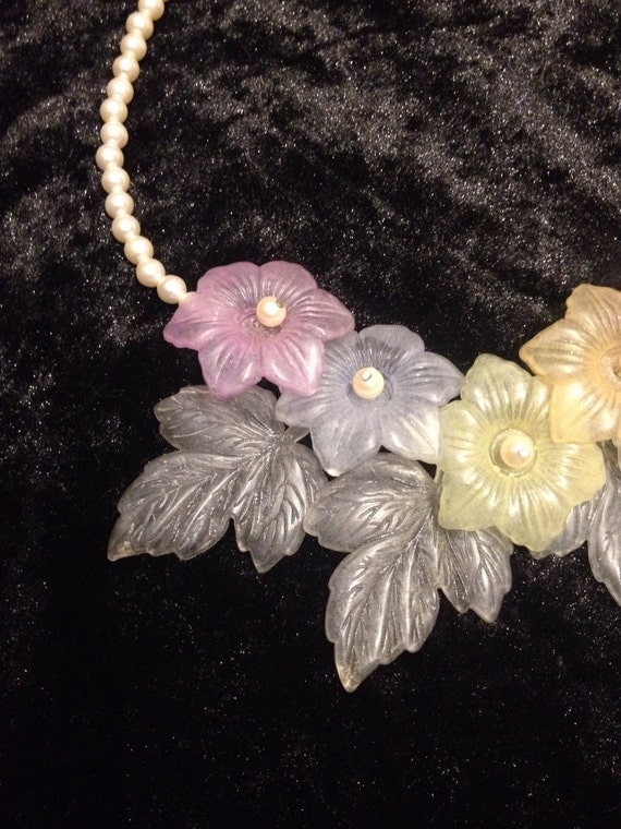Beautiful vintage 1960s plastic summer oversized bright floral necklace