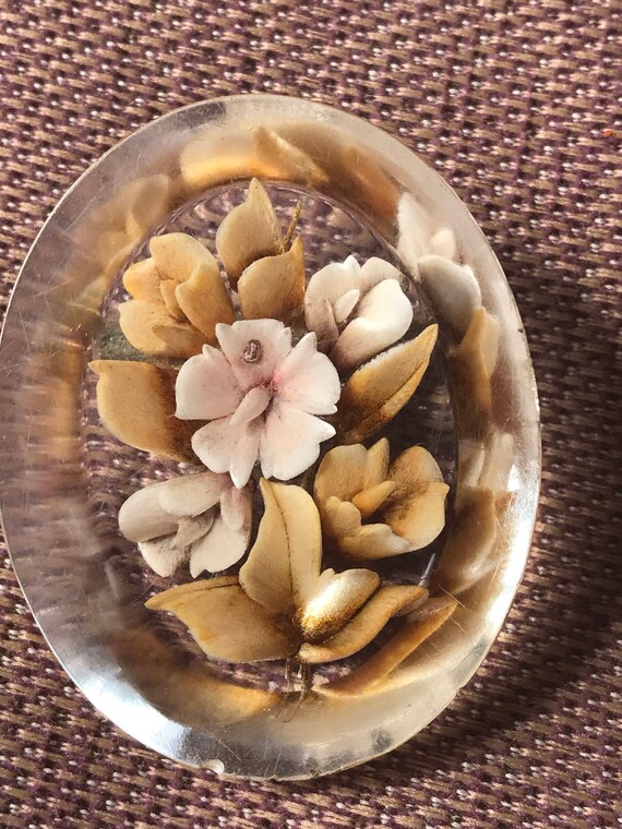 Beautiful reverse carved floral lucite brooch/pin c1950