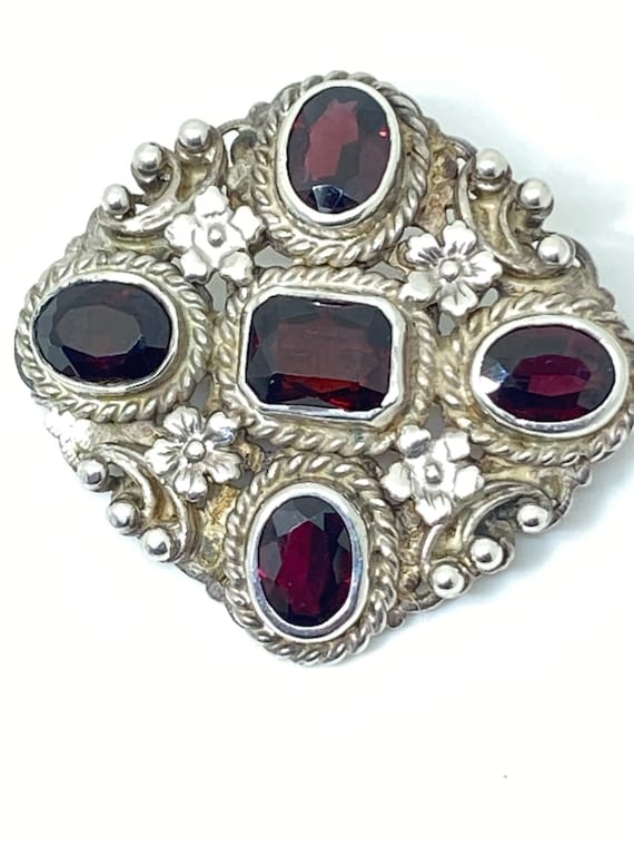 Beautiful vintage solid silver and garnet ornate brooch pin