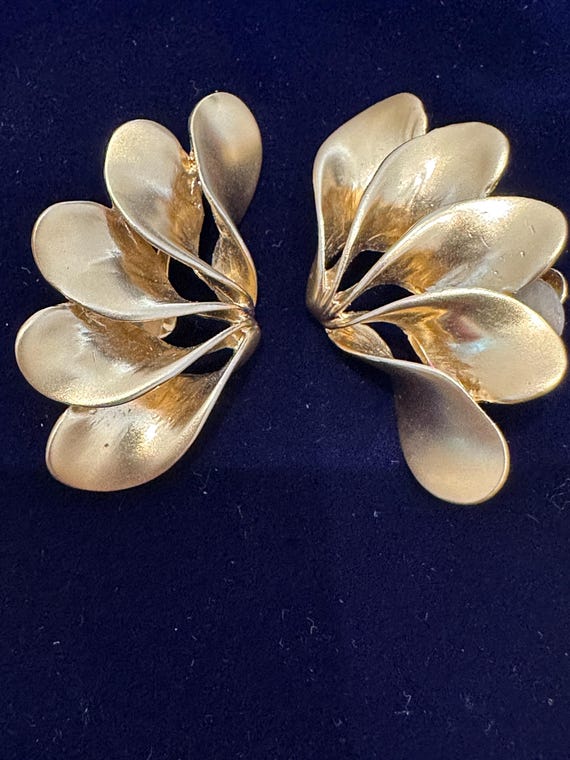 Vintage bright gold plated twisted fan shaped statement piece clip on earrings jewellery 1980-90